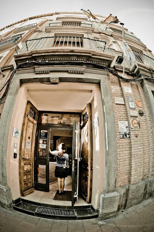 Be Zaragoza Hostel מראה חיצוני תמונה Entrance to the museum