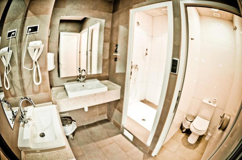 Be Zaragoza Hostel מראה חיצוני תמונה Bathroom