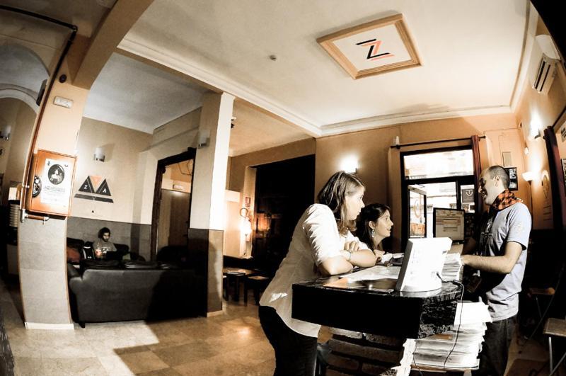 Be Zaragoza Hostel מראה חיצוני תמונה The Z-Club