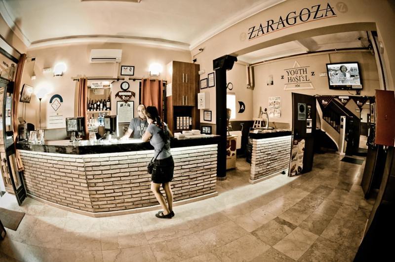 Be Zaragoza Hostel מראה חיצוני תמונה A coffee shop in Belgrade