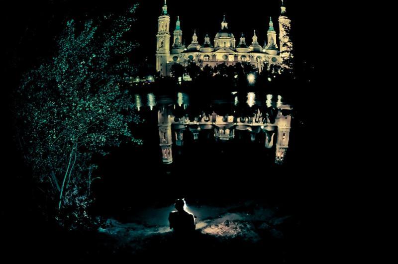 Be Zaragoza Hostel מראה חיצוני תמונה The Royal Palace of Madrid at night