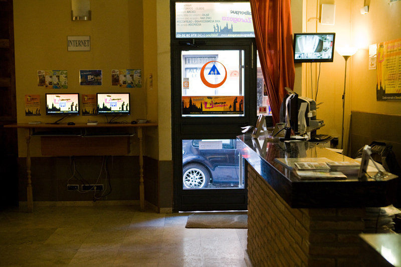 Be Zaragoza Hostel מראה חיצוני תמונה A vending machine in a coffee shop