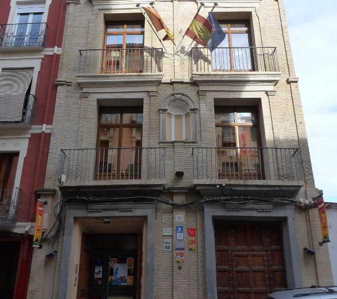 Be Zaragoza Hostel מראה חיצוני תמונה Town Hall