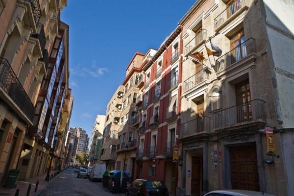 Be Zaragoza Hostel מראה חיצוני תמונה A street in the quarter of El Born