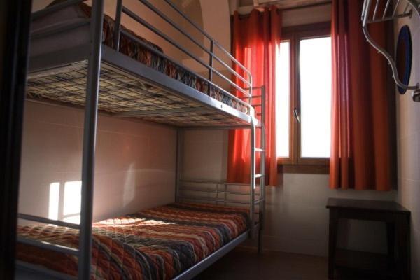 Be Zaragoza Hostel חדר תמונה Hostel room in Madrid, Spain