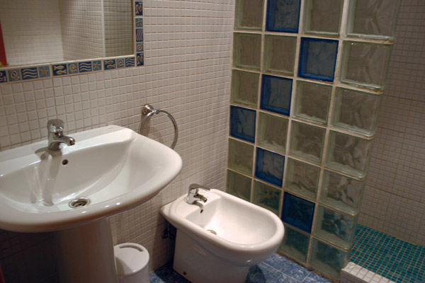 Be Zaragoza Hostel מראה חיצוני תמונה A bidet in a bathroom